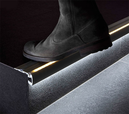 L'extrusion en aluminium de LED profile l'escalier d'escalier d'éclairage de bande flairant pour la lumière d'étape de théâtre de cinéma