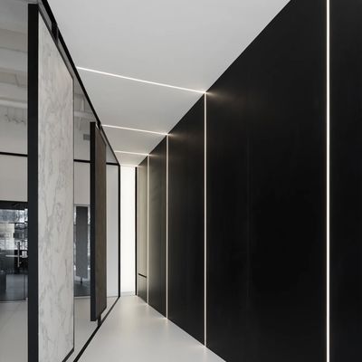 Le profil mené pour la barre de plafonnier allumant la Manche noire de bandes a enfoncé l'aluminium du plâtre Gypsum3 T5 de cloison sèche