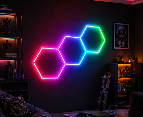 Système d'éclairage hexagonal LED RGB modulaire connectable à l'abeille conçu pour les besoins d'éclairage de plafond de garage, d'atelier de gym et de bureau