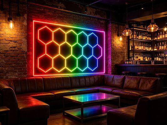 2026 Nouveau 15Hexagon RGB télécommande Honeycomb LED Plafond de lumière 24V IP20 pour le gymnase Salon de garage Bar Atmosphère Lumière CE Prêt