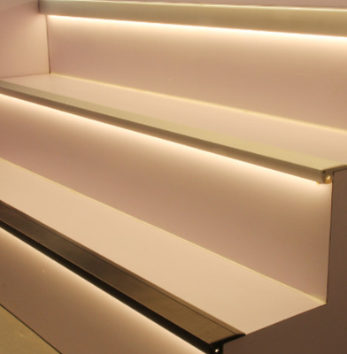 Bon prix L'escalier a mené l'escalier en aluminium de profils d'extrusion flairant pour la lumière d'étape de théâtre de cinéma en ligne