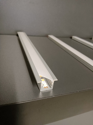 Gâchez l'extrusion 6063 T5 a mené le sablage enfoncé par bande de la Manche